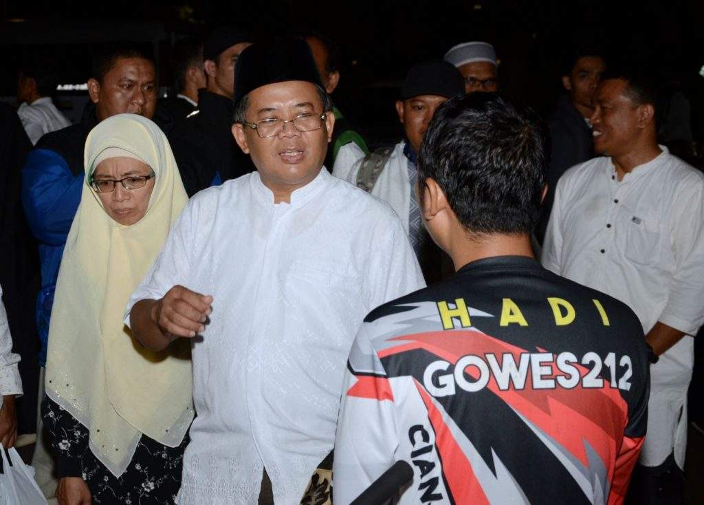 Temui Peserta Gowes 17 Jam, Presiden PKS Sebut Antusiasme Reuni 212 Luar Biasa Temui Peserta Gowes 17 Jam, Presiden PKS Sebut Antusiasme Reuni 212 Luar Biasa