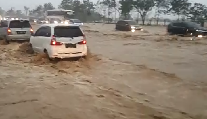 Diguyur Hujan, Tol Cipali Banjir, Ini Penampakannya Diguyur Hujan, Tol Cipali Banjir, Ini Penampakannya