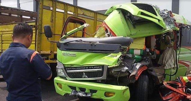 Rombongan Siswi MTsN 2 Kab Cirebon Kecelakaan di Tol Nganjuk: 1 Tewas