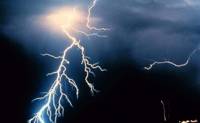 Boncengan di Bawah Gerimis Hujan, Sejoli di Sumedang Disambar Petir