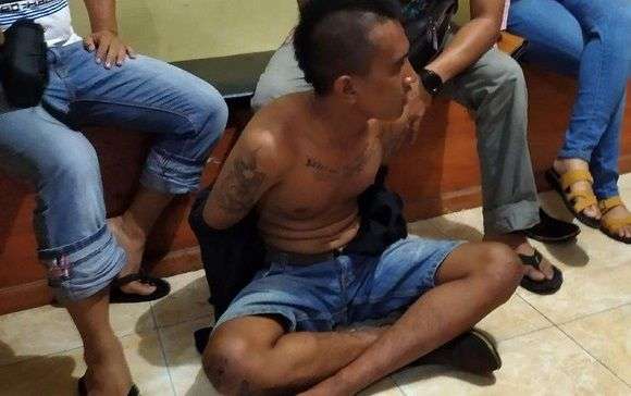 Tiis...! Usai Menggorok Pria ini Berjalan Santai Meninggalkan Korbannya