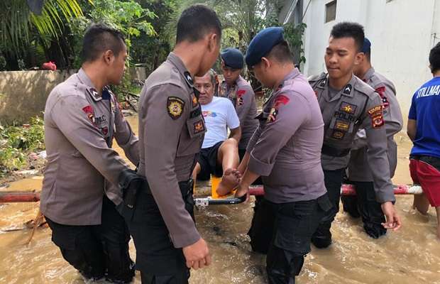 Banjir Bogor belum Surut, Tim SAR Brimob Jabar Bantu Evakuasi Warga