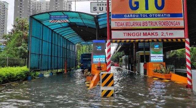 Tahun Baru, Jakarta Dikepung Banjir: GT Sunter (juga) Terendam