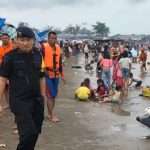 Libur Tahun Baru, 1 Regu Tim SAR Brimob Pelopor Siaga di Pantai Glayem
