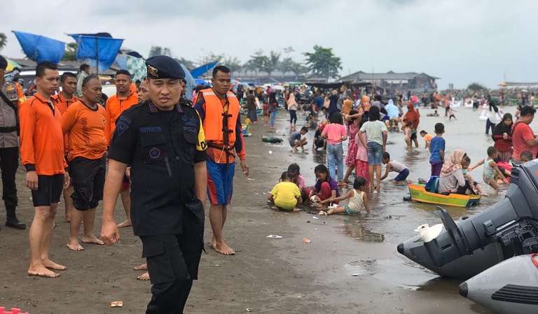 Libur Tahun Baru, 1 Regu Tim SAR Brimob Pelopor Siaga di Pantai Glayem