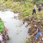 Antisipasi Banjir, Bhabinkamtibmas bersama Koramil, Muspika dan Kuwu Desa Klayan Bersihkan Sungai