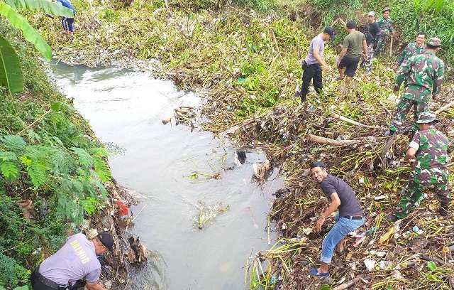 Antisipasi Banjir, Bhabinkamtibmas bersama Koramil, Muspika dan Kuwu Desa Klayan Bersihkan Sungai