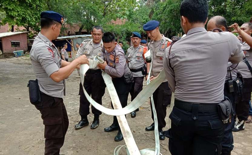 Brimob Turun ke Lokasi Banjir Kalijaga, Ini yang Dilakukannya