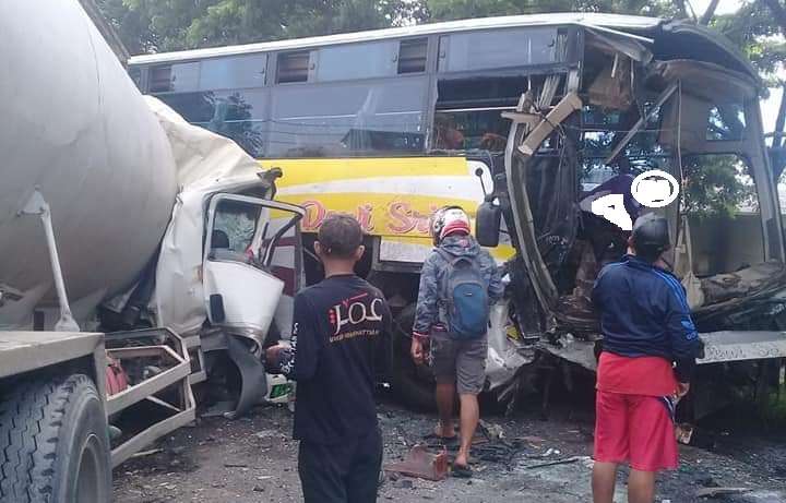 Nyeberang Jalur di Pantura Gebang, Brak!!! Truk Tengki Sosor Bus Dewi Sri