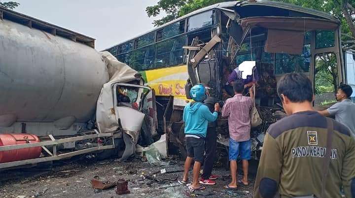 Detik-Detik Truk Tangki vs Bus Dewi Sri Saling Sosor di Pantura Gebang Detik-Detik Truk Tangki vs Bus Dewi Sri Saling Sosor di Pantura Gebang