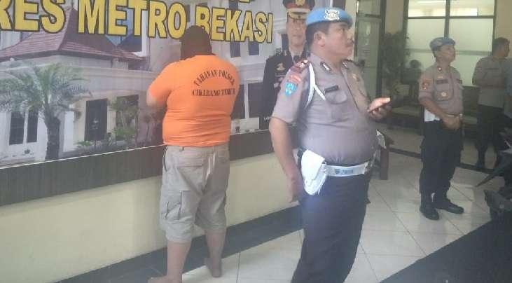Guys...Cowok Gendut ini Ditangkap karena Onani di Depan Umum