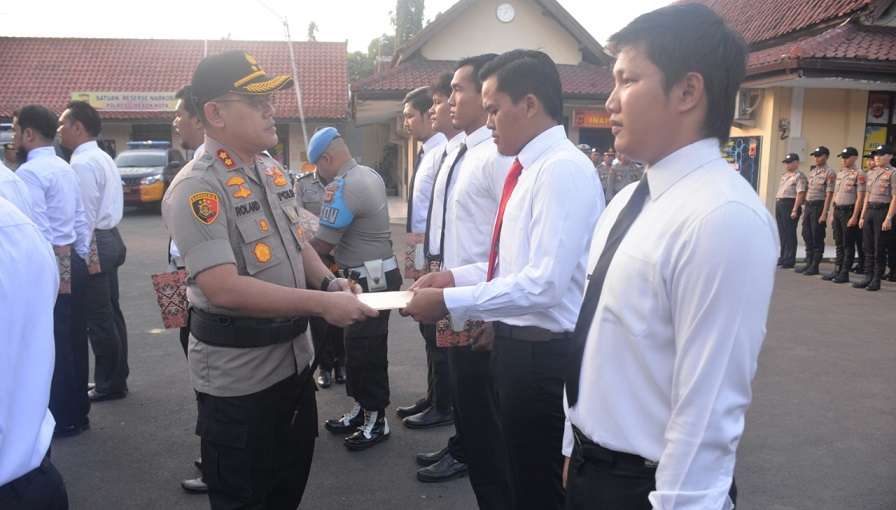 Polisi yang Nangkap Pemalak Tukang Roti Bakar di Kalijaga, Dapat Penghargaan Polisi yang Nangkap Pemalak Tukang Roti Bakar di Kalijaga, Dapat Penghargaan