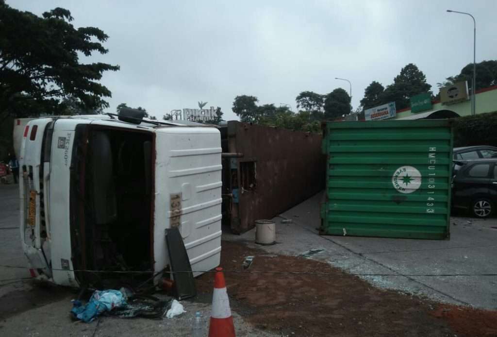 Truk Juntai, 8 Mobil yang Terparkir di RA 97 Tol Cipularang Ringsek Truk Juntai, 8 Mobil yang Terparkir di RA 97 Tol Cipularang Ringsek