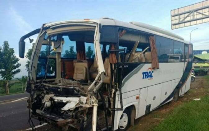 Bus Rombongan Kiai Jatim Tabrakan dengan Truk di Cipali Majalengka