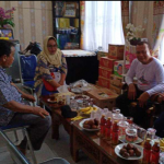 Bagai Seorang Ibu, Anggota DPRD Jabar ini Blusukan di Lokasi Banjir Karawang