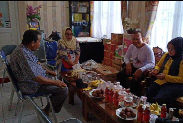 Bagai Seorang Ibu, Anggota DPRD Jabar ini Blusukan di Lokasi Banjir Karawang