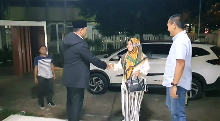 Cakep, Malam Mingguan Kang Jimmy Dikunjungi Teh Gina, Ini yang Terjadi... Cakep, Malam Mingguan Kang Jimmy Dikunjungi Teh Gina, Ini yang Terjadi...