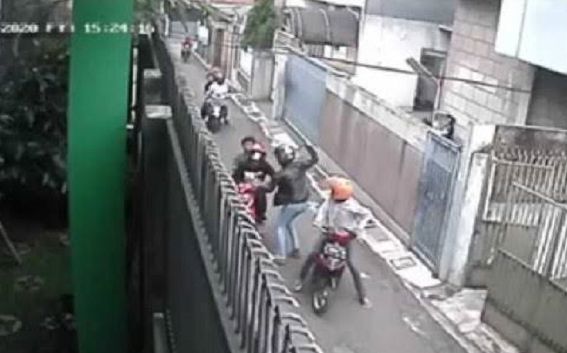 Viral! Dua Berandalan Bacokin Pengendara Motor di Cicendo