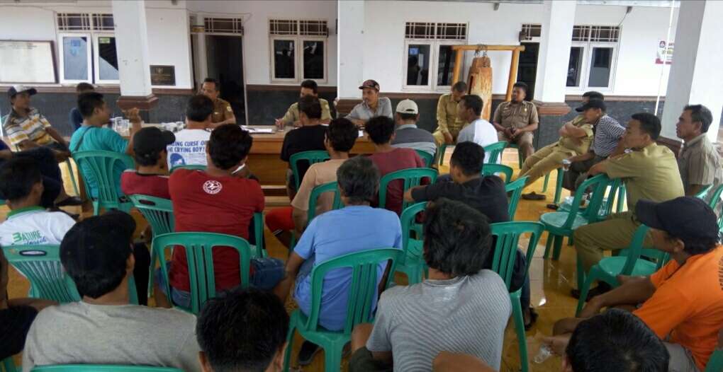 Puluhan Warga Pasaleman Gruduk Kantor Kuwu