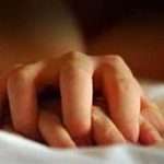 Edan, Seorang Istri Bersetubuh dengan Pria Lain di Samping Suaminya yang Sedang Tidur