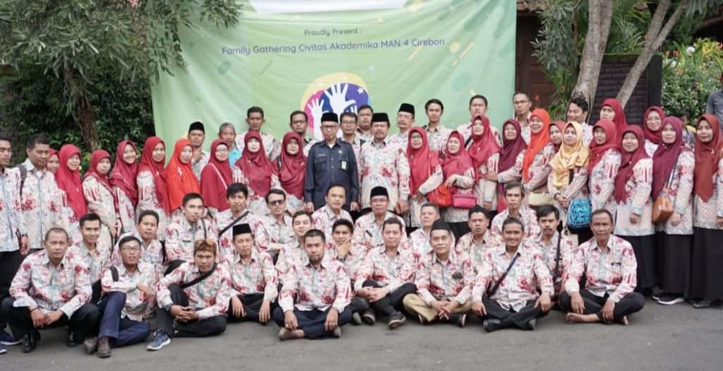 MAN 4 Cirebon Gelar Pembinaan Pegawai & Familly Gathering di Alam Terbuka