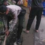 Berbaur dengan Warga, Anggota Polsek Mundu Bersihkan Jalan Kampung