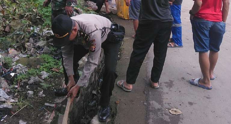 Berbaur dengan Warga, Anggota Polsek Mundu Bersihkan Jalan Kampung