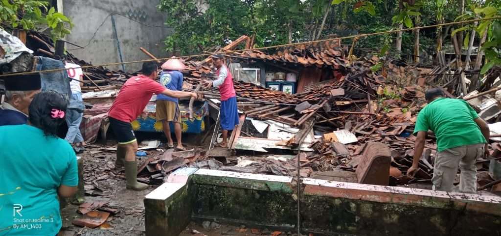 Hetdah! 2 Hari Hujan Deras, 2 Rumah Warga di Karawang Rubuh