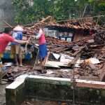 Hetdah! 2 Hari Hujan Deras, 2 Rumah Warga di Karawang Rubuh