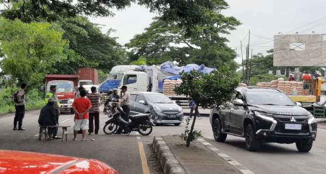 "Semen Gresik" Macetkan Pantura! "Semen Gresik" Macetkan Pantura!