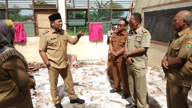 Atap Ruang Kelas SDN KK 3 Ambruk, Ini yang Dilakukan Wabup Karawang