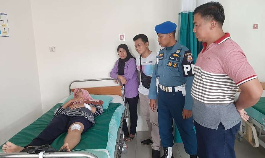 "Tarung" Lawan Jambret, Guru Honorer di Cirebon Dilarikan ke Rumah Sakit "Tarung" Lawan Jambret, Guru Honorer di Cirebon Dilarikan ke Rumah Sakit