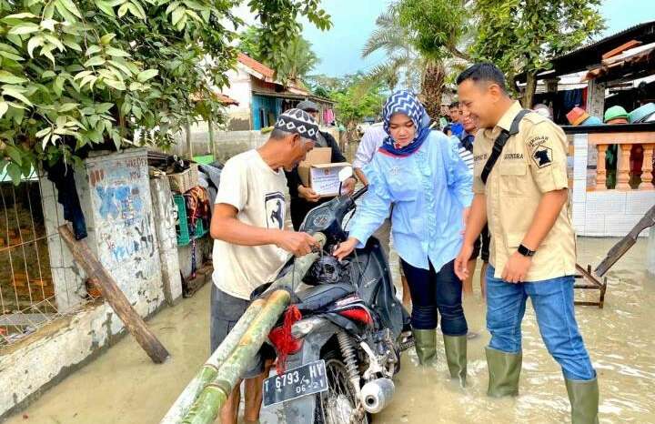 Blusukan di Lokasi Banjir, Teh Gina: Karawang Perlu RPBD Blusukan di Lokasi Banjir, Teh Gina: Karawang Perlu RPBD