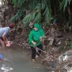 Salut! Jaga Lingkungannya dari Banjir, Istri Prajurit ini Nyemplung ke Sungai Mungutin Sampah