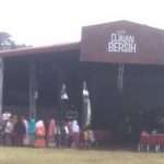 Duh, Panggung Hiburan Sebuah Produk Rokok Digelar di Tempat Becek