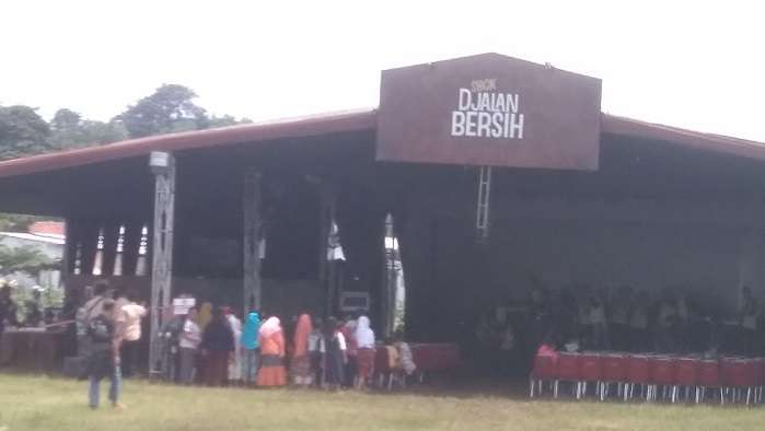 Duh, Panggung Hiburan Sebuah Produk Rokok Digelar di Tempat Becek