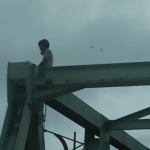 Mau Bunuh Diri dari Tiang Jembatan, Pria ini Selamat Berkat Sebatang Rokok