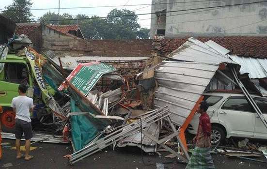 4 Rumah + 2 Mobil di Gunungjati Ringsek Disosor Truk