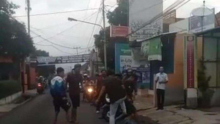Aksi Pengeroyokan Terekam Kamera, Korban Dihajar lalu Dilindas