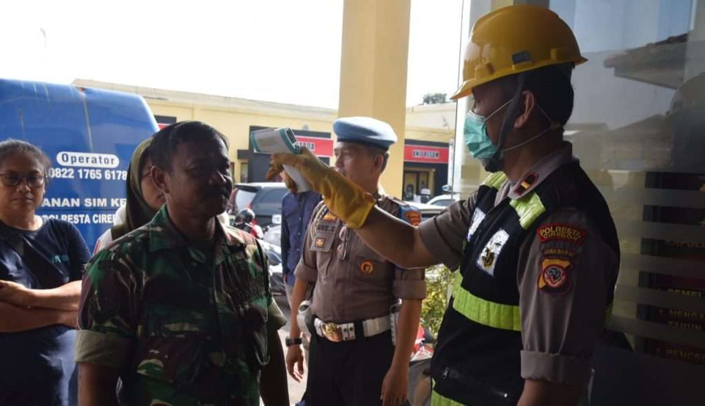 Cegah Penyebaran Covid-19, Satlantas Gelar Penyemprotan dan Cek Suhu Tubuh