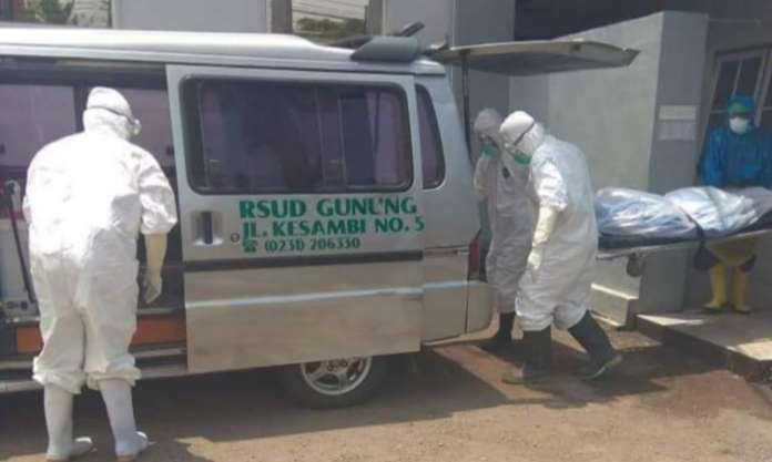 Viral! Foto Ambulance RS Gunung Jati Angkut Jenazah Dibungkus Plastik. Diduga PDP Corona