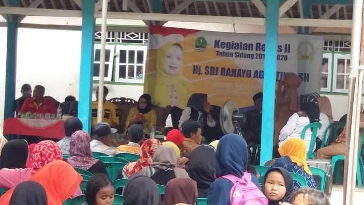 Mak Sri Ngumpul Bareng Warga Dusun Kiaralawang