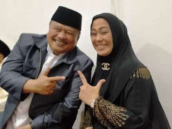 Polemik Foto 2 Jari Kepala Kemenag Karawang Bersama Bupati, "Berpolitik Praktis atau Hanya Pose?"