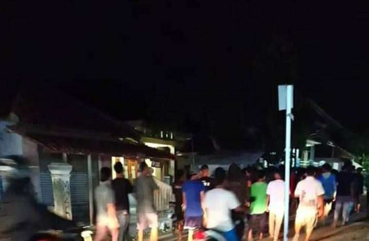 Heboh! Ada Pasangan Mesum di Kali Mekar Diarak Warga Heboh! Ada Pasangan Mesum di Kali Mekar Diarak Warga