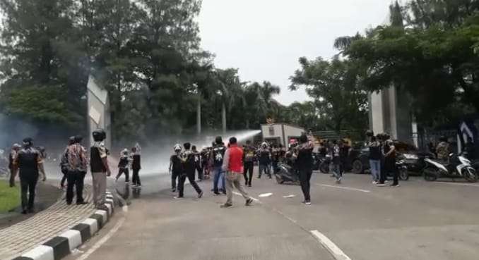 Pemilihan Wabup Bekasi Diwarnai Chaos Kelompok Massa