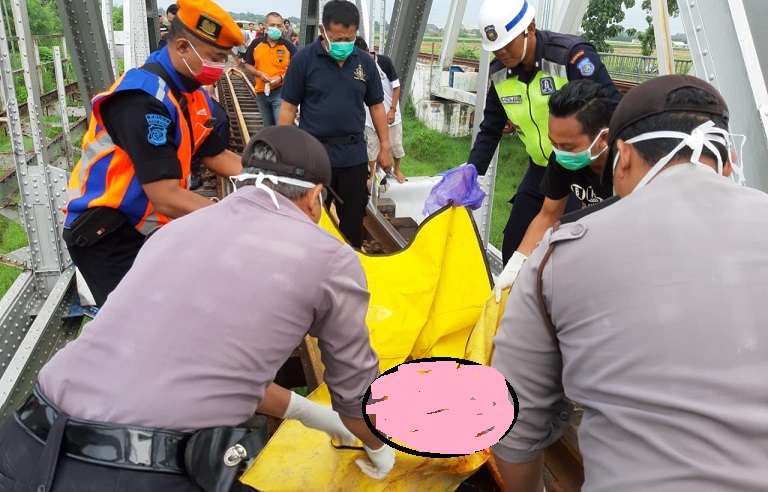 Mr X Disosor Kereta Api di Ciledug Lor Mr X Disosor Kereta Api di Ciledug Lor