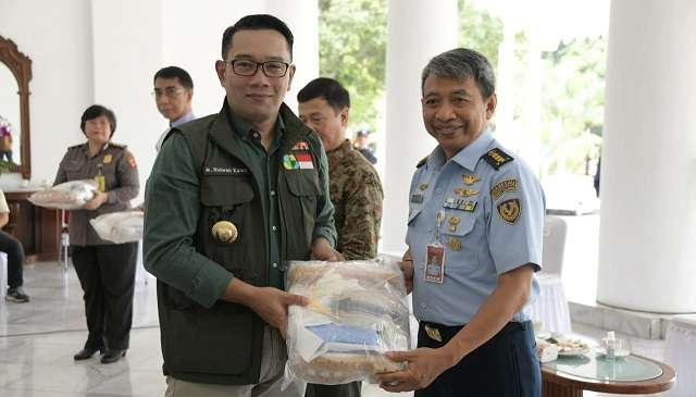 Ridwan Kamil Bagikan 1.000 APD untuk Tenaga Medis di Jabar