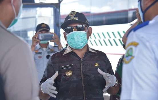 Antisipasi Covid-19, Bupati Bekasi Pimpin Langsung Penyemprotan Disinfektan