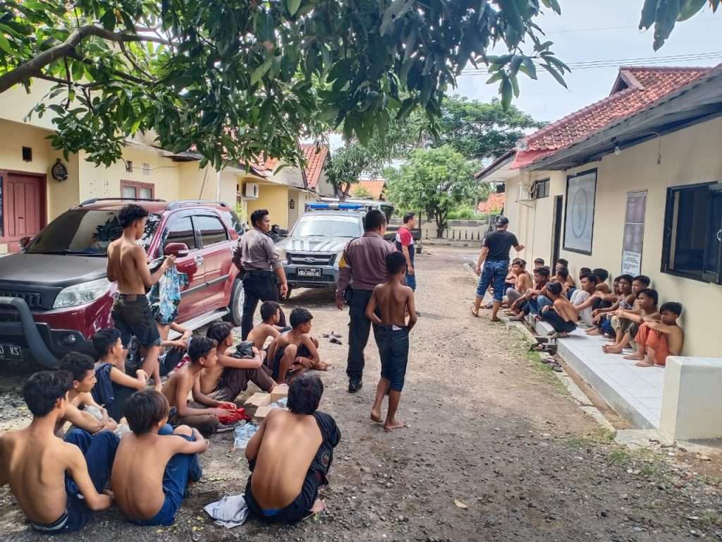 Bocah ini, Bukannya Belajar di Rumah, Malah Ngumpul di Gebang buat Tawuran