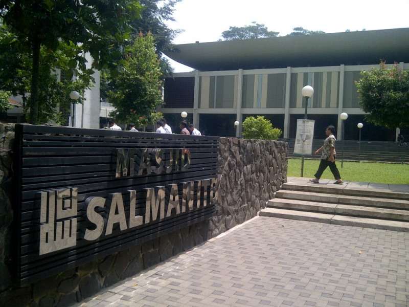 Masjid Salman ITB Lockdown! 1 Pematerinya Positif Terkena Virus Corona